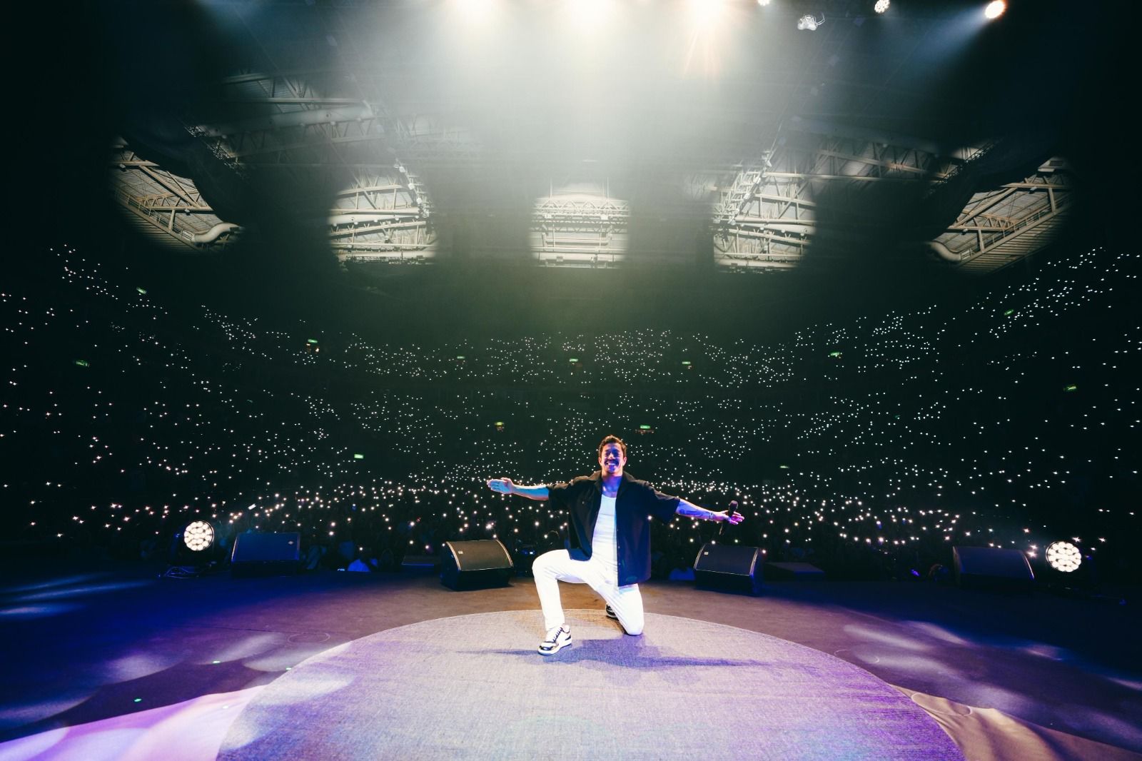 Imagem de Renato Albani reúne 10 mil pessoas no Farmasi Arena em apresentação histórica no Rio