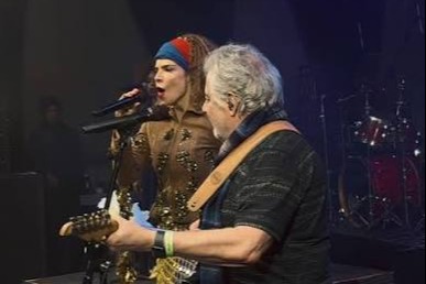 Imagem de Vanessa da Mata canta clássico ao lado de Roberto de Carvalho