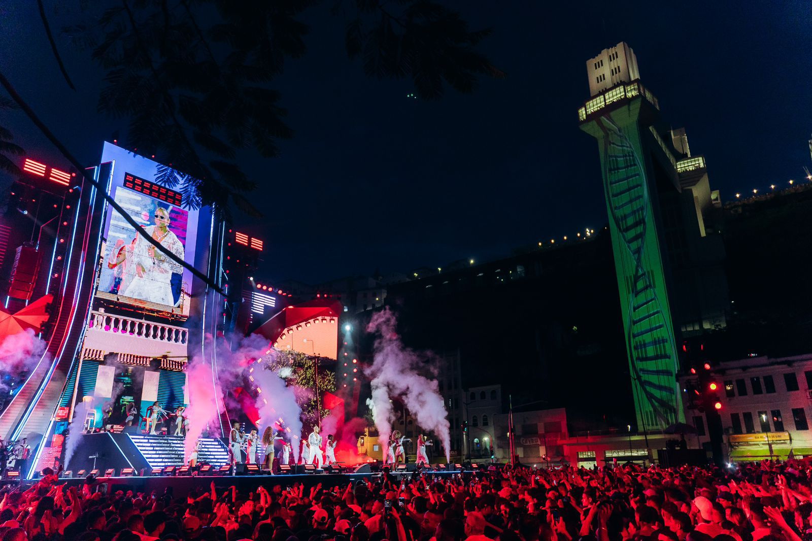 Imagem de Léo Santana celebra 20 anos de carreira com gravação de megaprojeto em Salvador