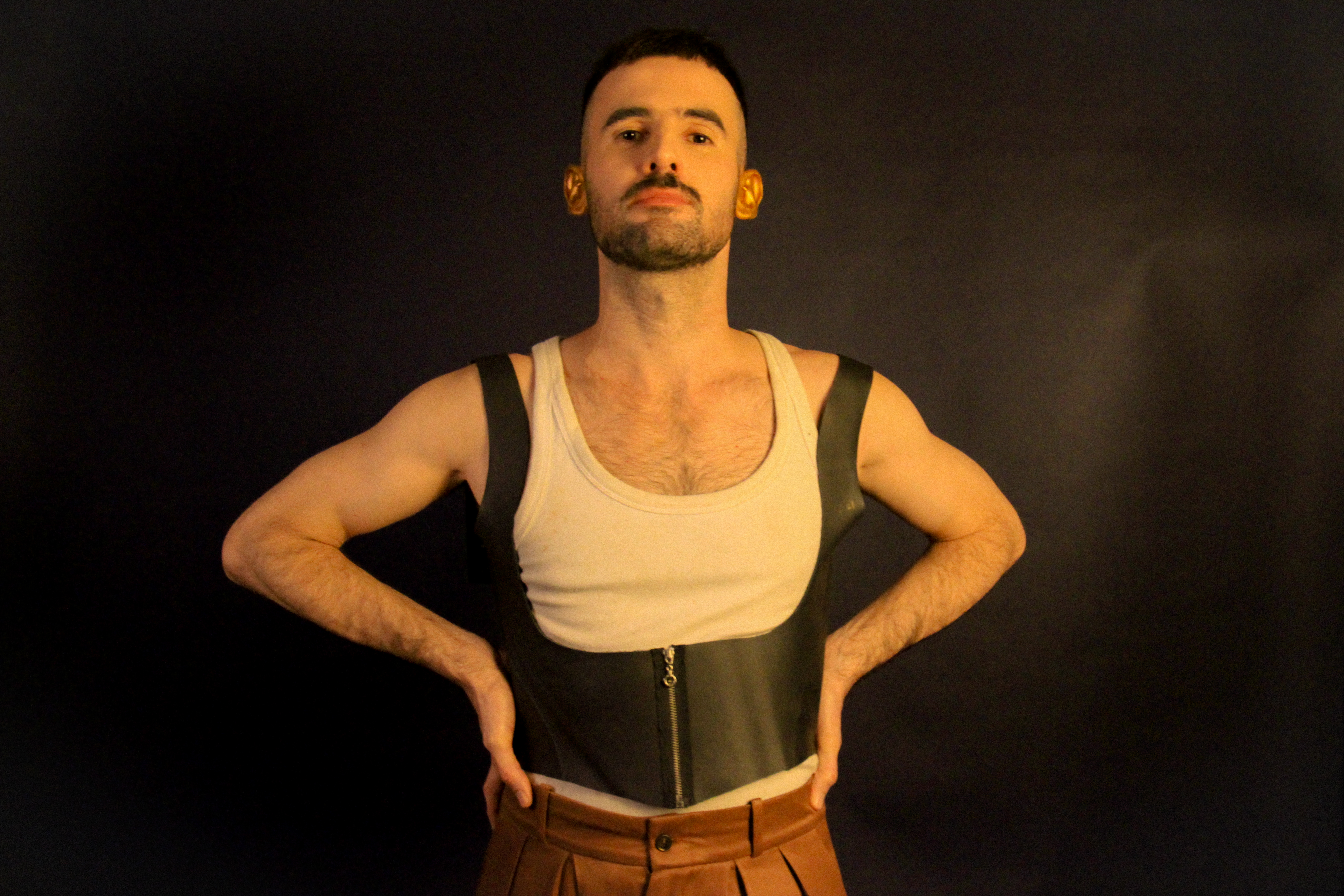 Imagem de Subversão queer da clássica marchinha homofóbica, "Será Que Ele é?" antecipa o próximo disco de Yantó