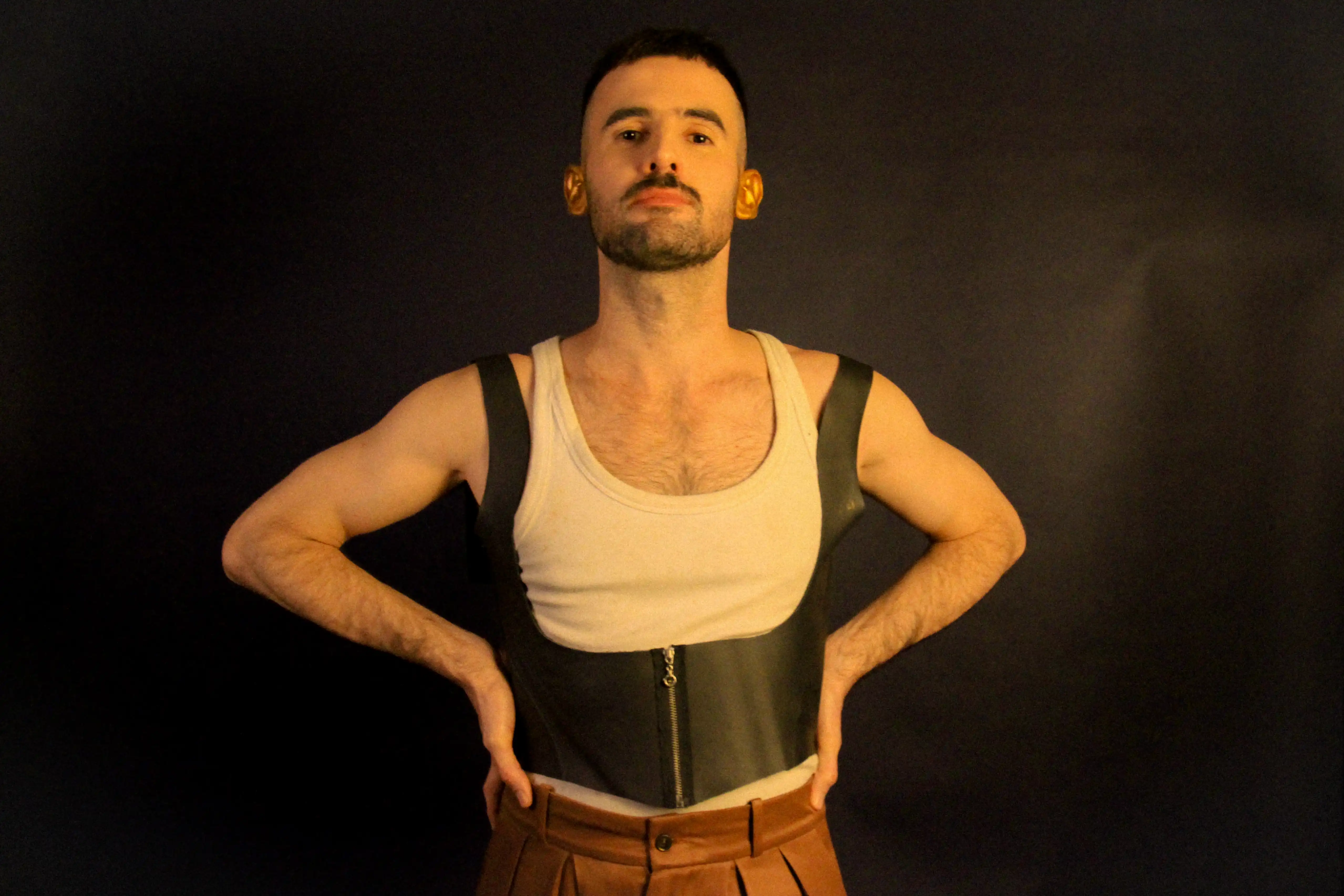 Imagem de Subversão queer da clássica marchinha homofóbica, "Será Que Ele é?" antecipa o próximo disco de Yantó