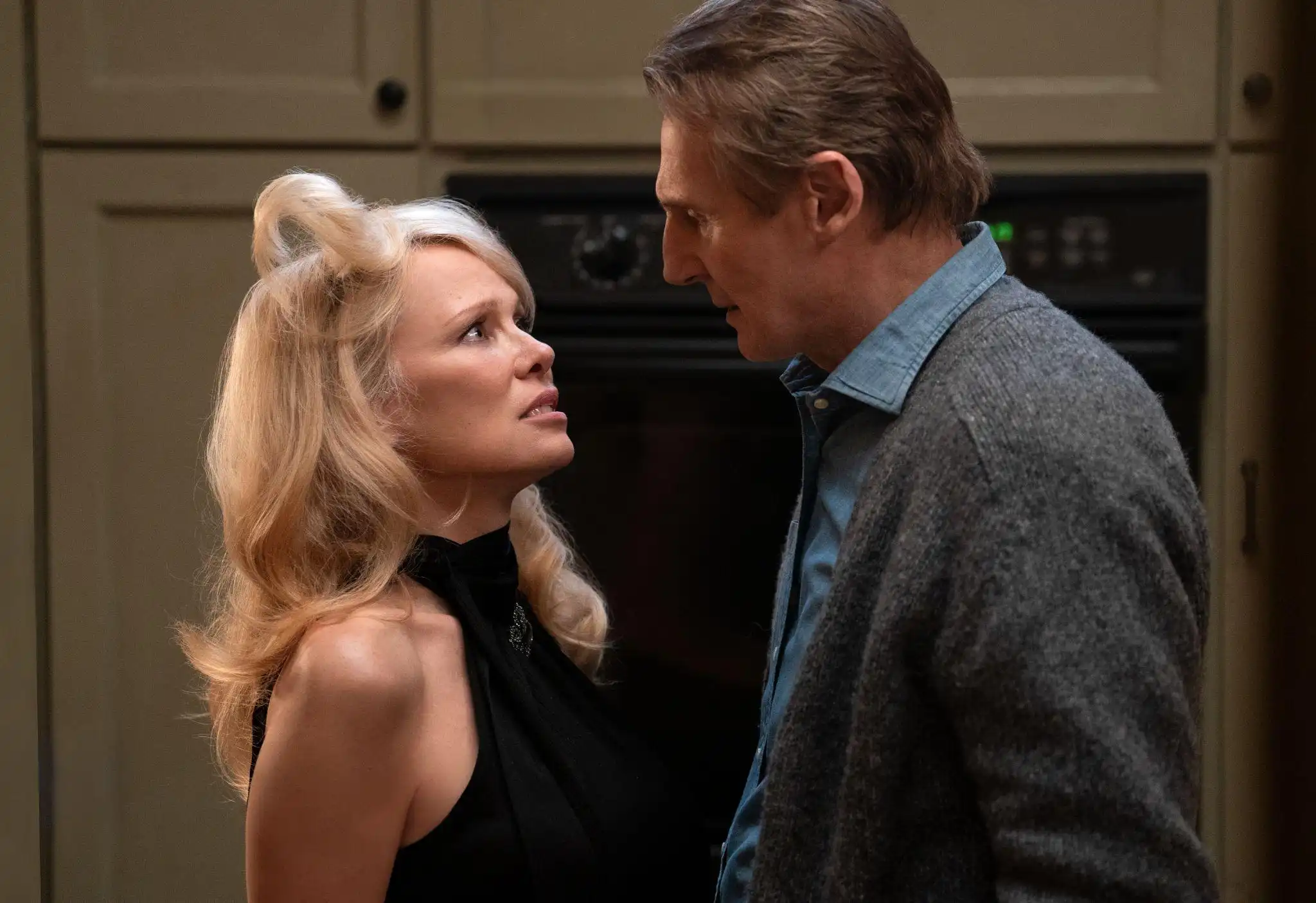 Imagem de Liam Neeson comenta sua estreia na comédia nos bastidores de ‘Corra que a Polícia Vem Aí’