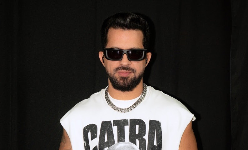 Imagem de De volta ao Rock in Rio, Dennis encerra Espaço Favela com show inédito inédito com Coral das Quebradas e emocionante tributo a Mr. Catra