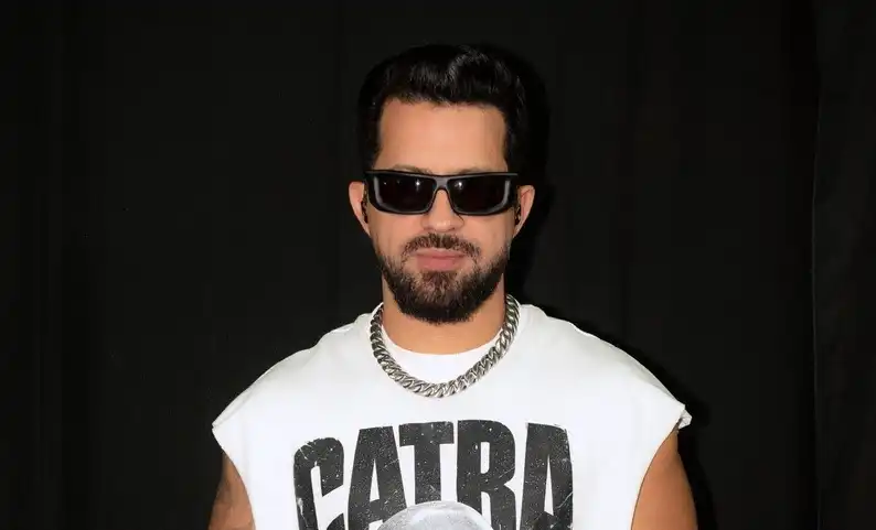 Imagem de De volta ao Rock in Rio, Dennis encerra Espaço Favela com show inédito inédito com Coral das Quebradas e emocionante tributo a Mr. Catra
