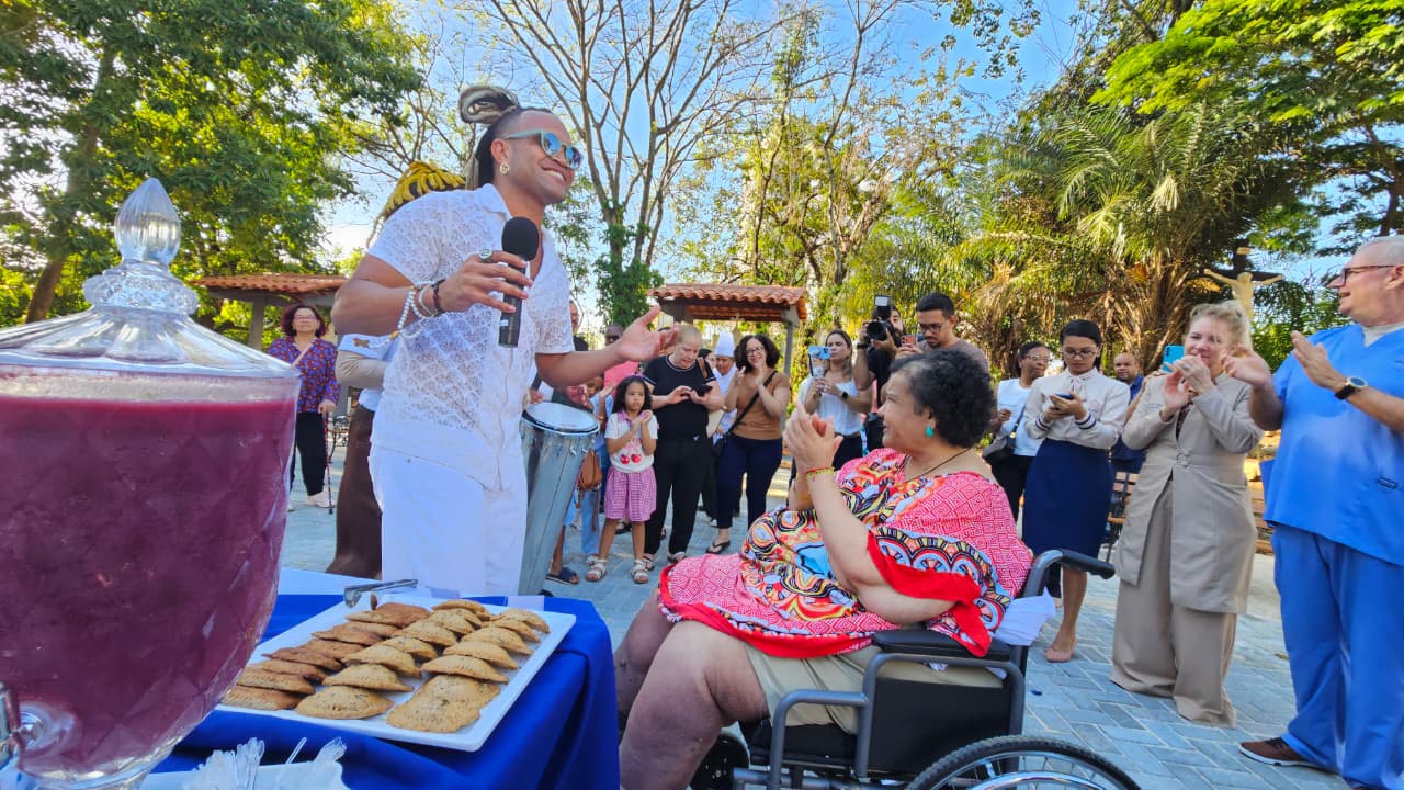Imagem de Após seis anos internada, paciente celebra aniversário com Timbalada no HCRSF
