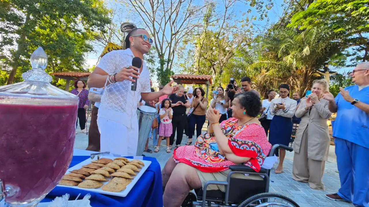 Imagem de Após seis anos internada, paciente celebra aniversário com Timbalada no HCRSF