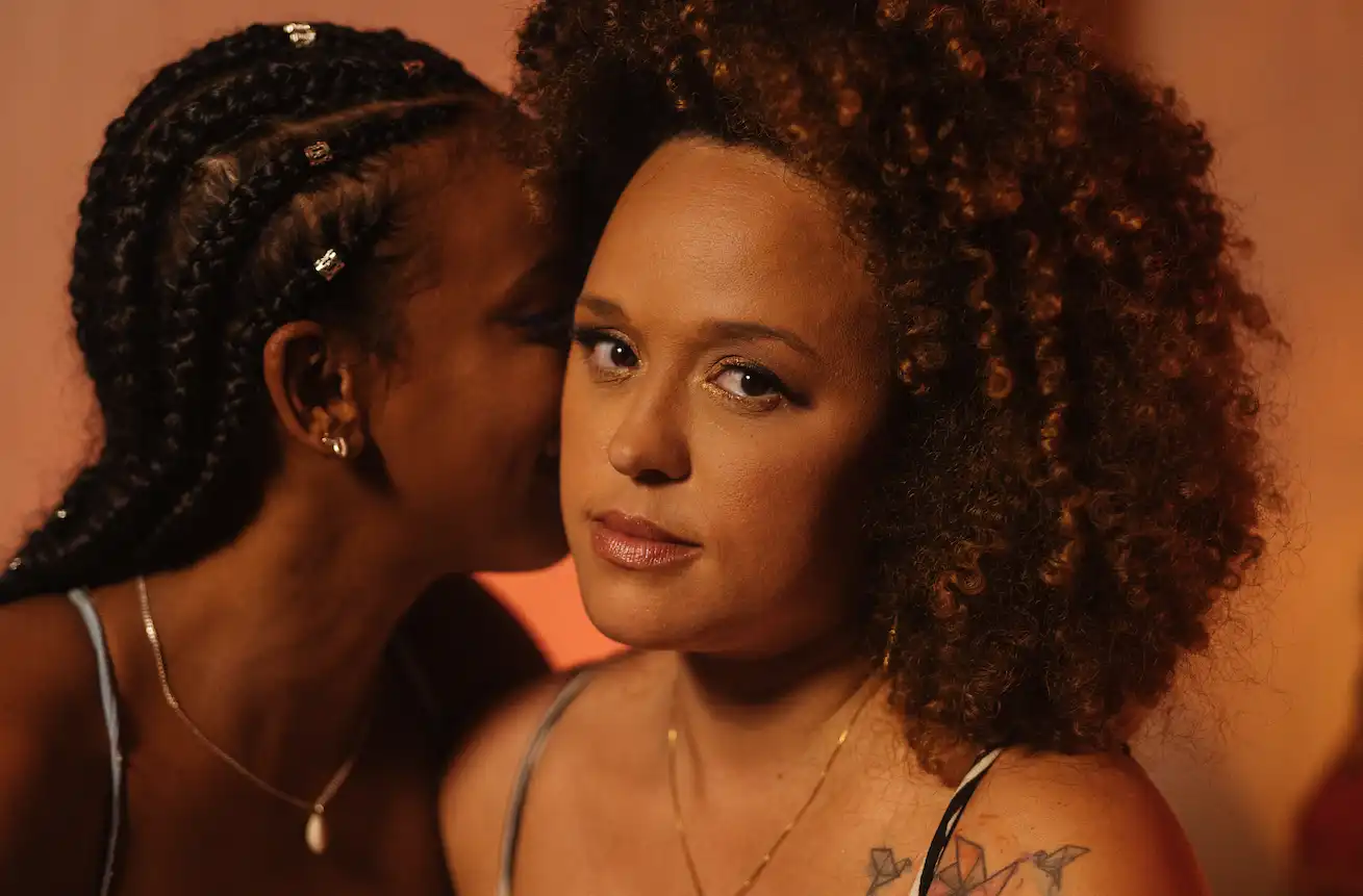 Imagem de Nathalia Bellar lança "Deixa eu Colar" evidenciando o amor livre