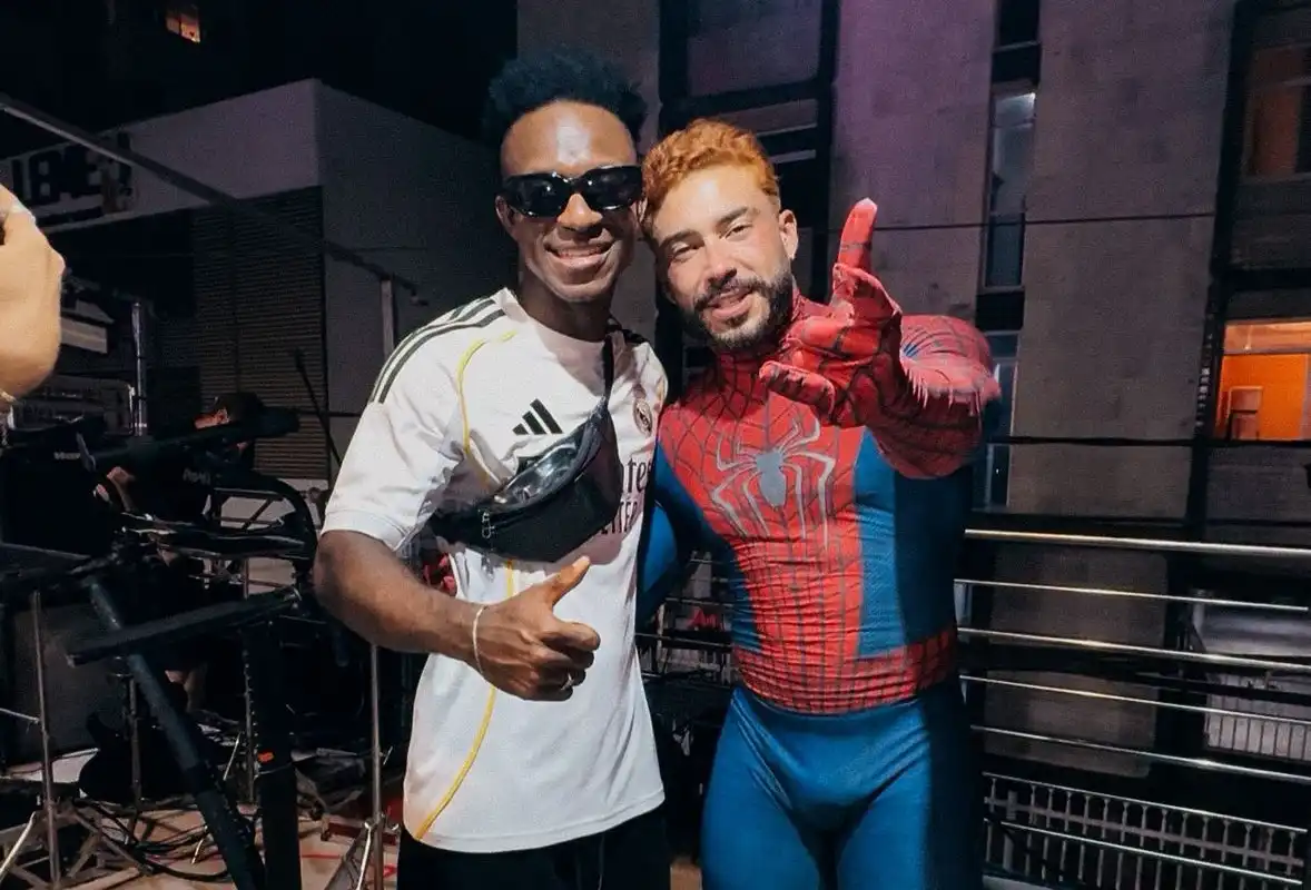 Imagem de Sósia de Vinícius Júnior viraliza no trio do Papazoni e movimenta o Carnaval de Salvador