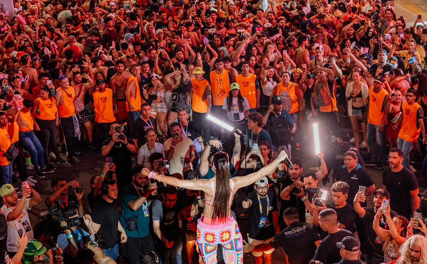 Imagem de Michele Andrade estreia no Bloco Virgens de Tambaú e arrasta multidão em João Pessoa