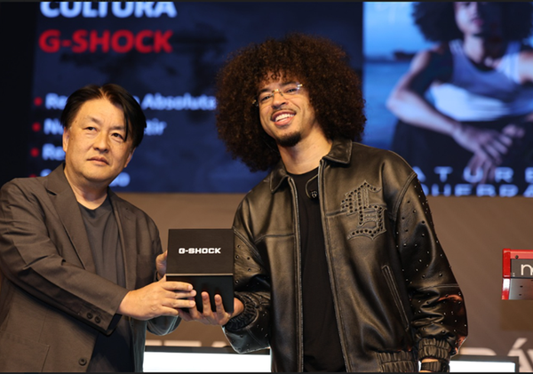 Koji Takahashi, presidente da Casio/G-Shock Brasil, ao lado do cantor L7