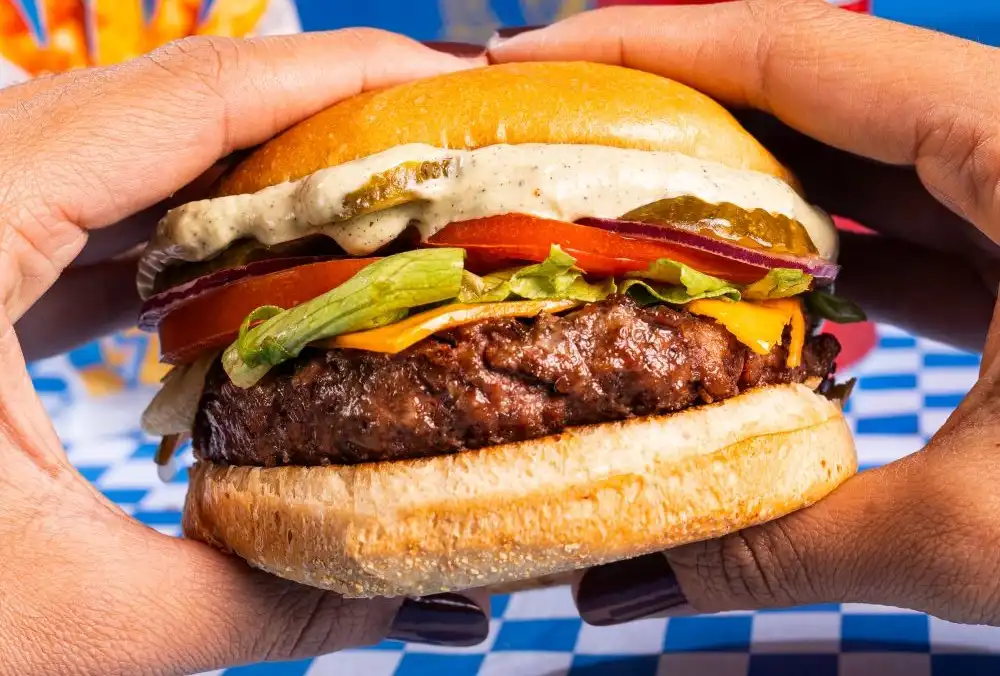 Imagem de Muito além da carne: o que faz um hambúrguer ter mais sabor?