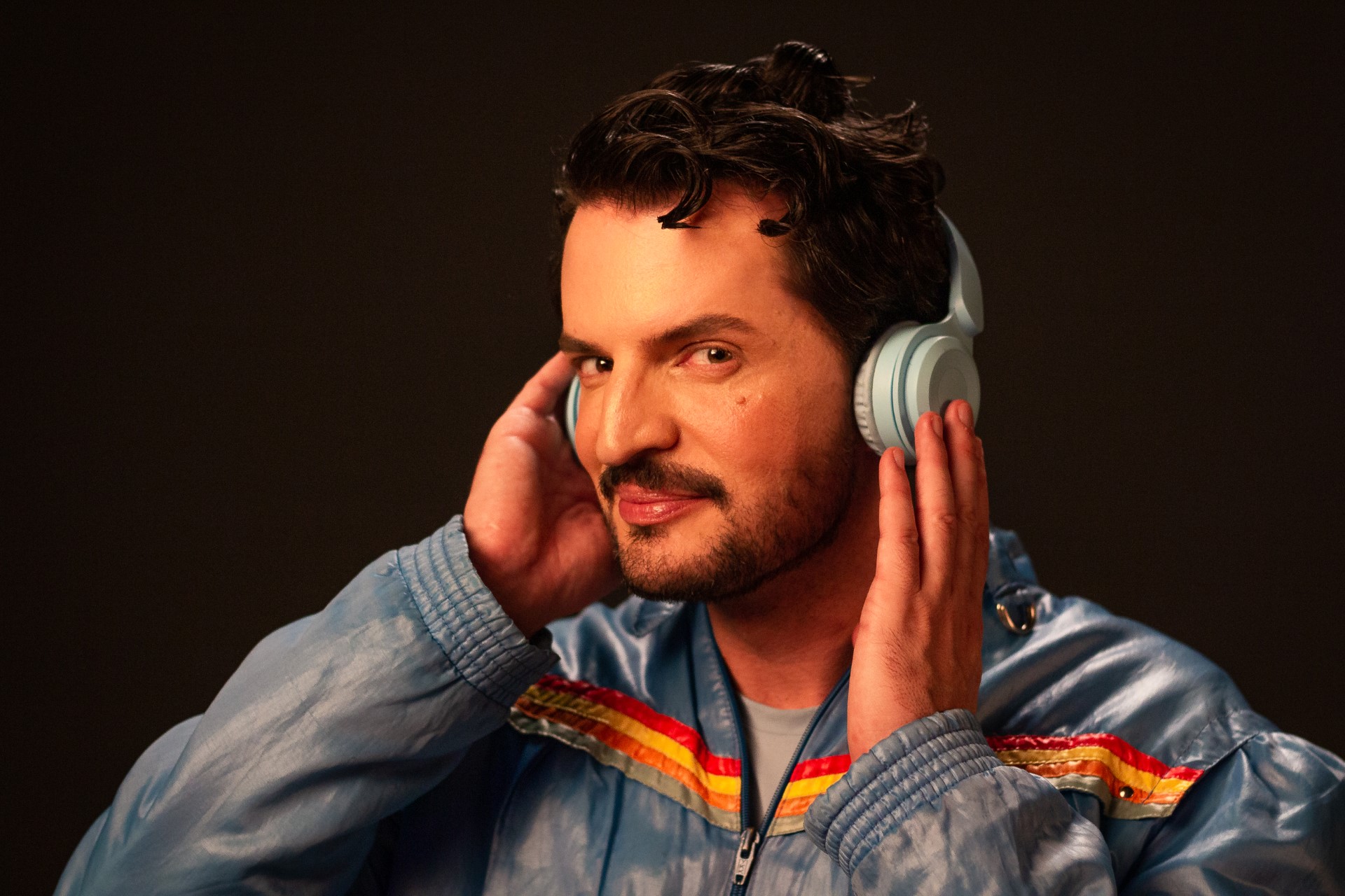 Imagem de Em clima de ‘noitada’, HUDDSON apresenta o pop ‘Flutua’