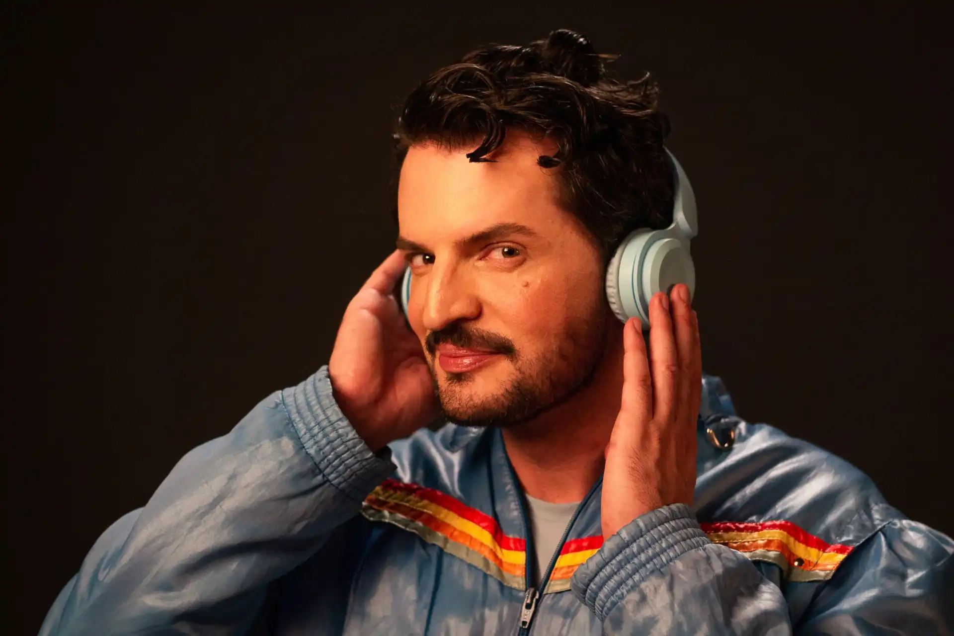 Imagem de Em clima de ‘noitada’, HUDDSON apresenta o pop ‘Flutua’
