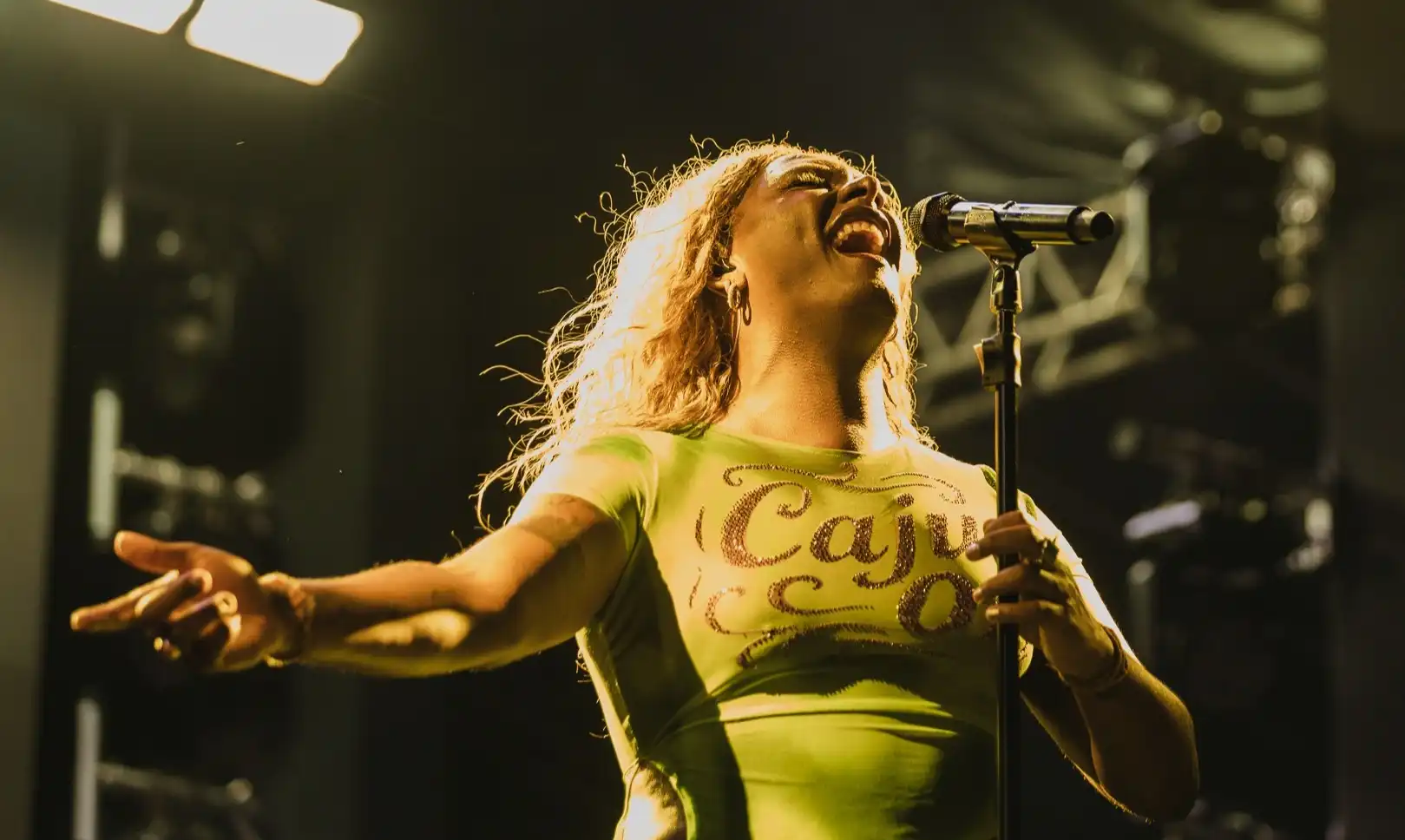 Imagem de Liniker apresenta "Caju Tour" e empolga grande público no encerramento do Festival de Lençóis
