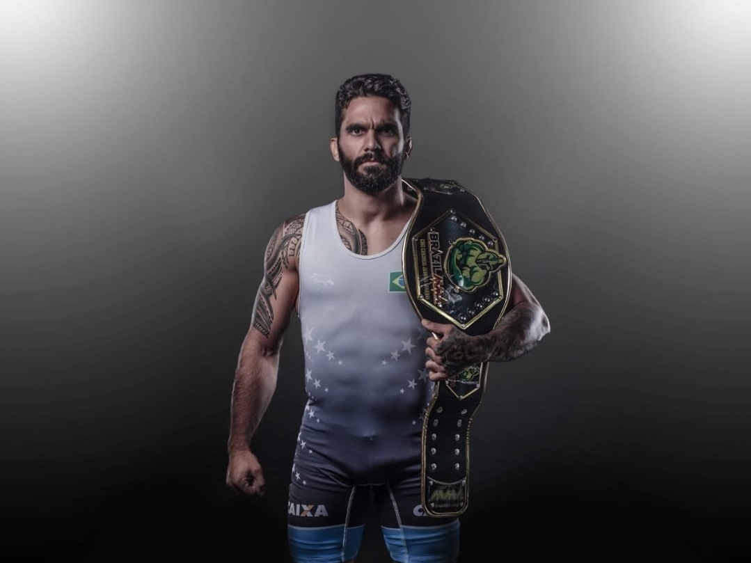 Imagem de Primeiro atleta baiano de wrestling, Filipe Esteves sobe ao ringue e mira no UFC