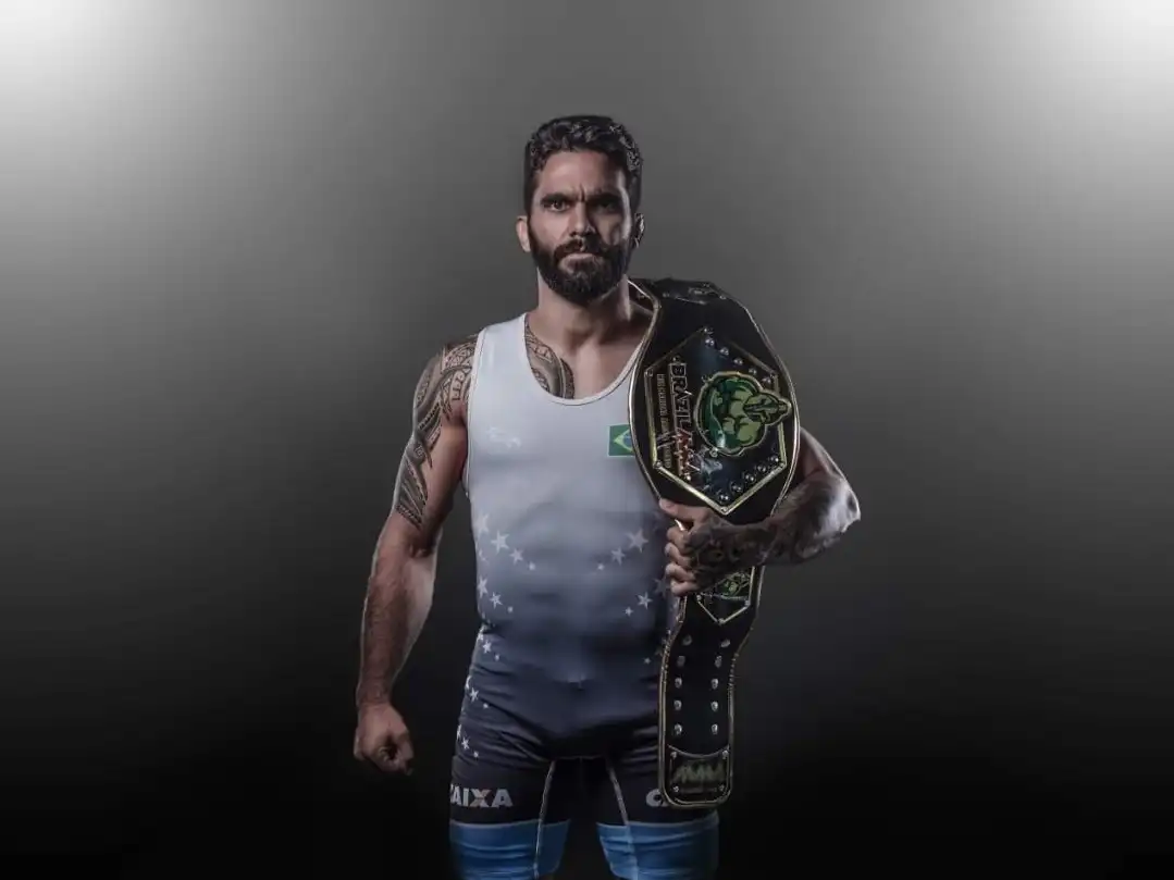 Imagem de Primeiro atleta baiano de wrestling, Filipe Esteves sobe ao ringue e mira no UFC