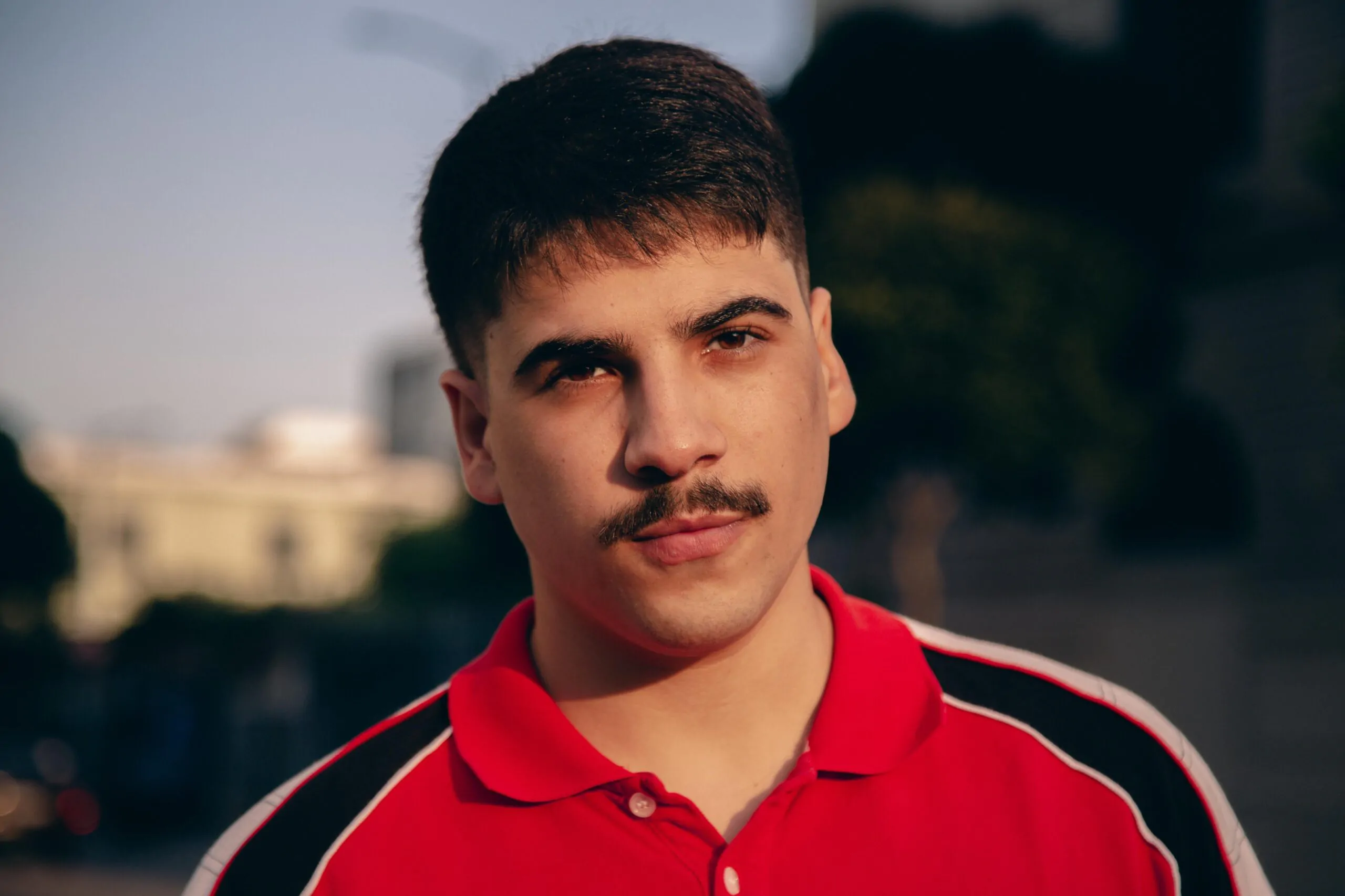 Imagem de VALLADA escreve sobre falsa cordialidade do mundo da música em novo single