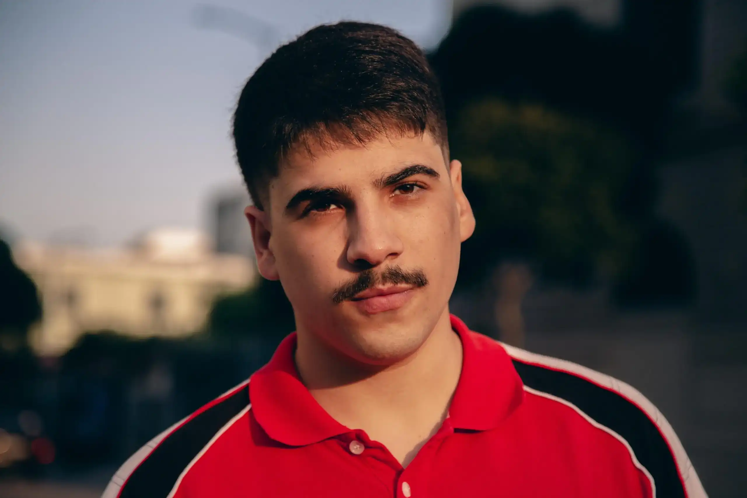 Imagem de VALLADA escreve sobre falsa cordialidade do mundo da música em novo single