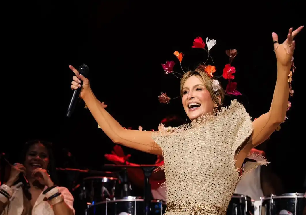 Imagem de Claudia Leitte leva a estética das feiras brasileiras ao Camarote Club