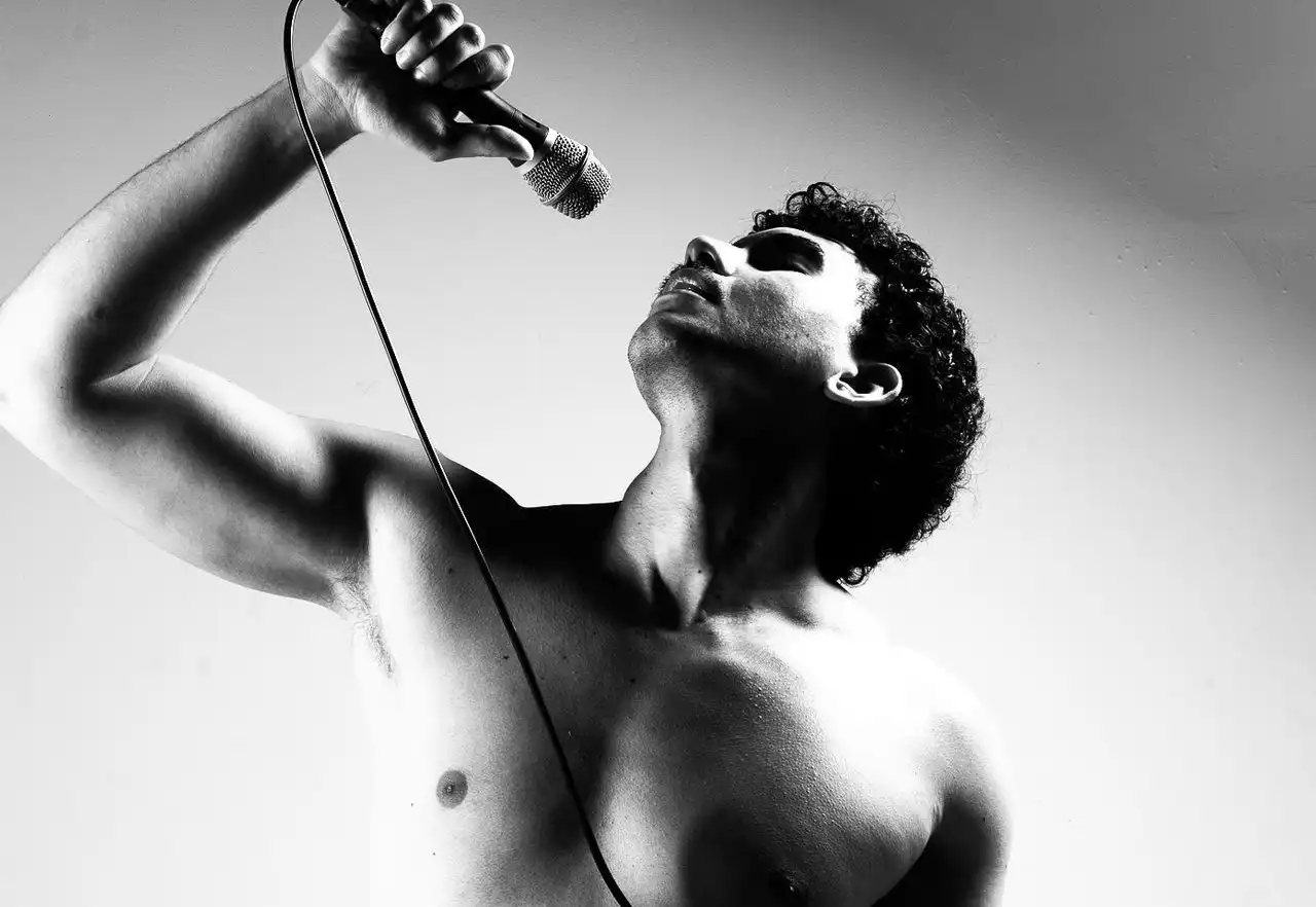 Imagem de BEZZI espanta os fantasmas em single de estreia, “Ghost The Ghost”