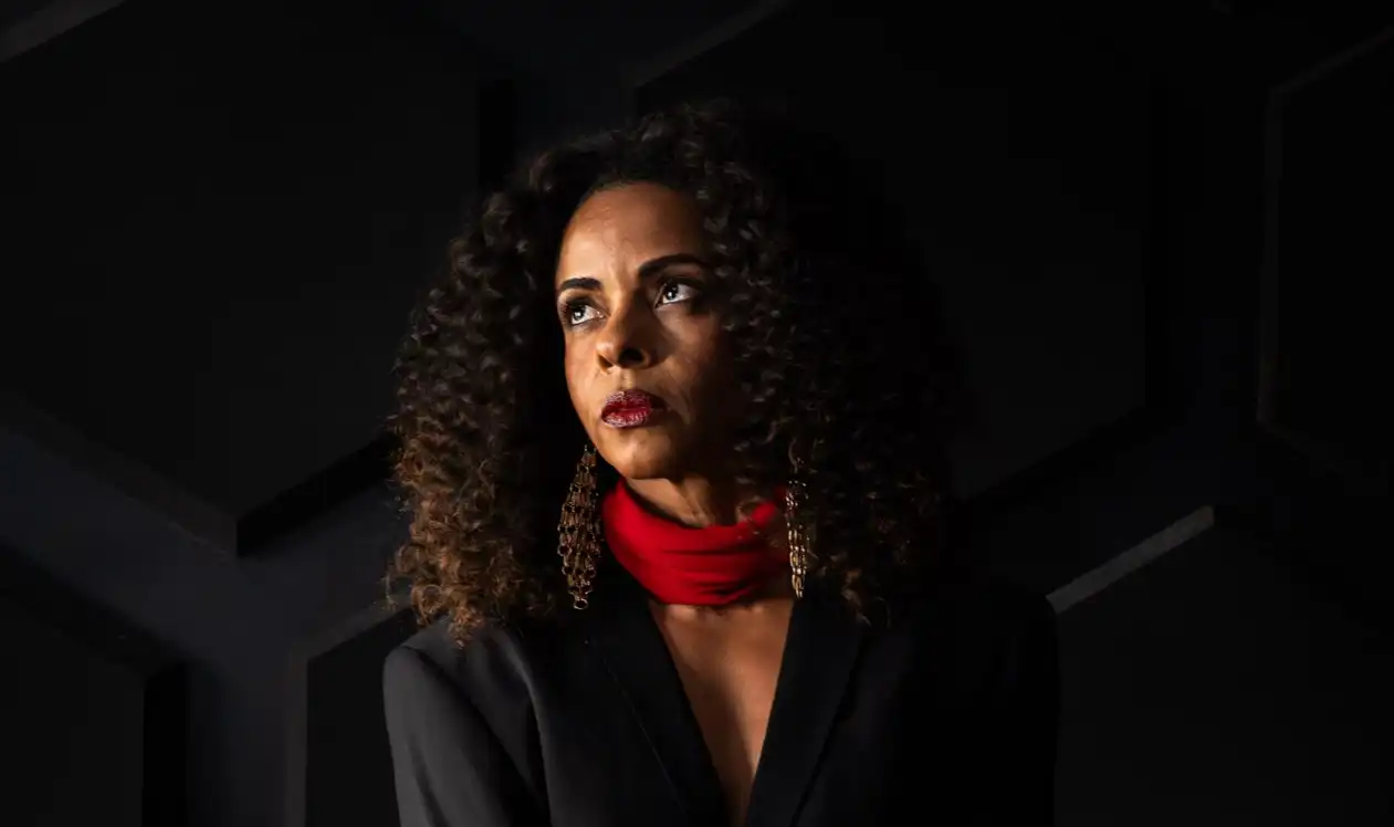Imagem de Ivana Gaya retorna à cena musical com a estreia dos singles ‘Procure Saber’ e ‘Entra, Vai’