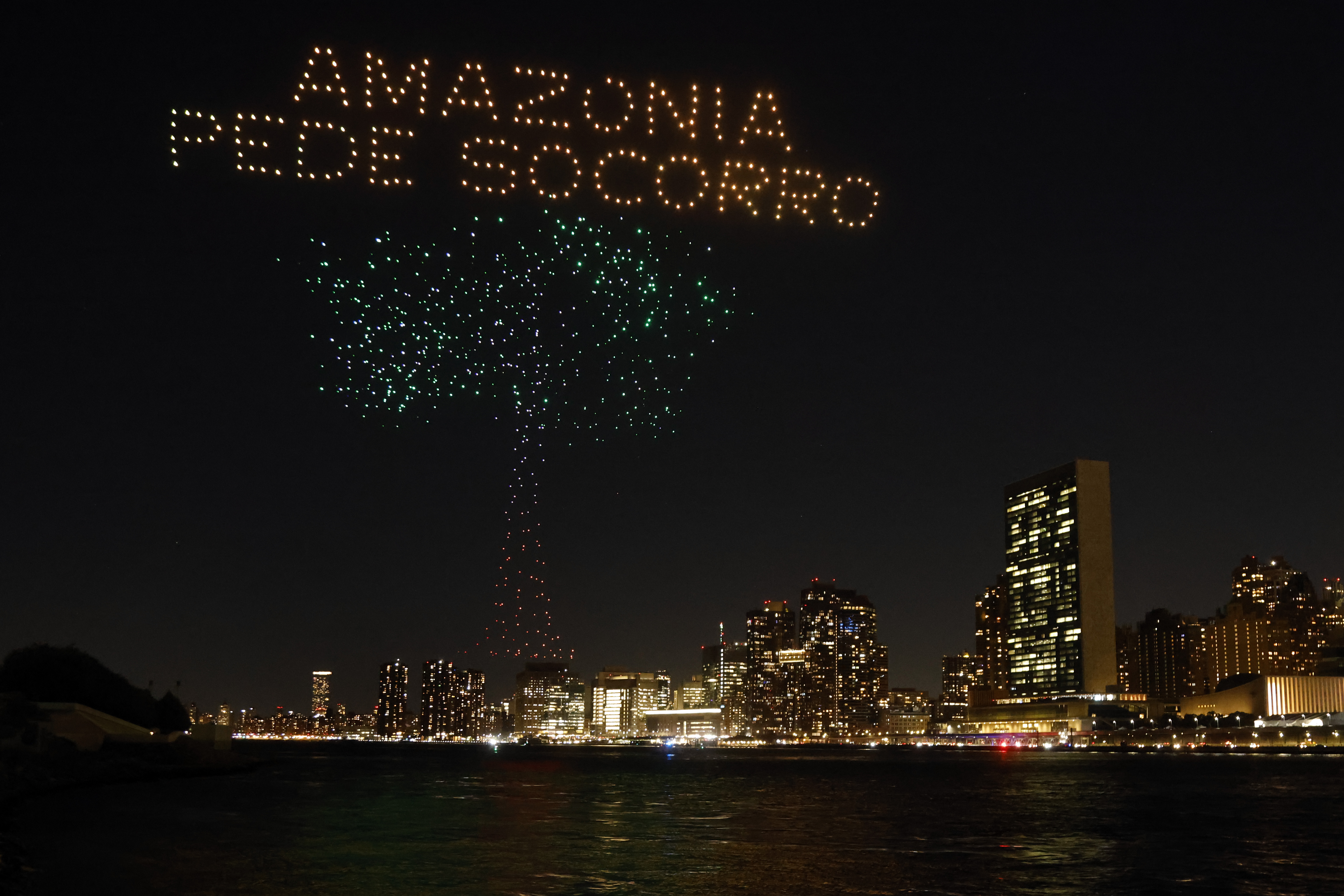 Imagem de Após show de Alok e artistas indígenas na sede da ONU, drones sobrevoam o céu de NYC alertando o mundo a importância da sustentabilidade