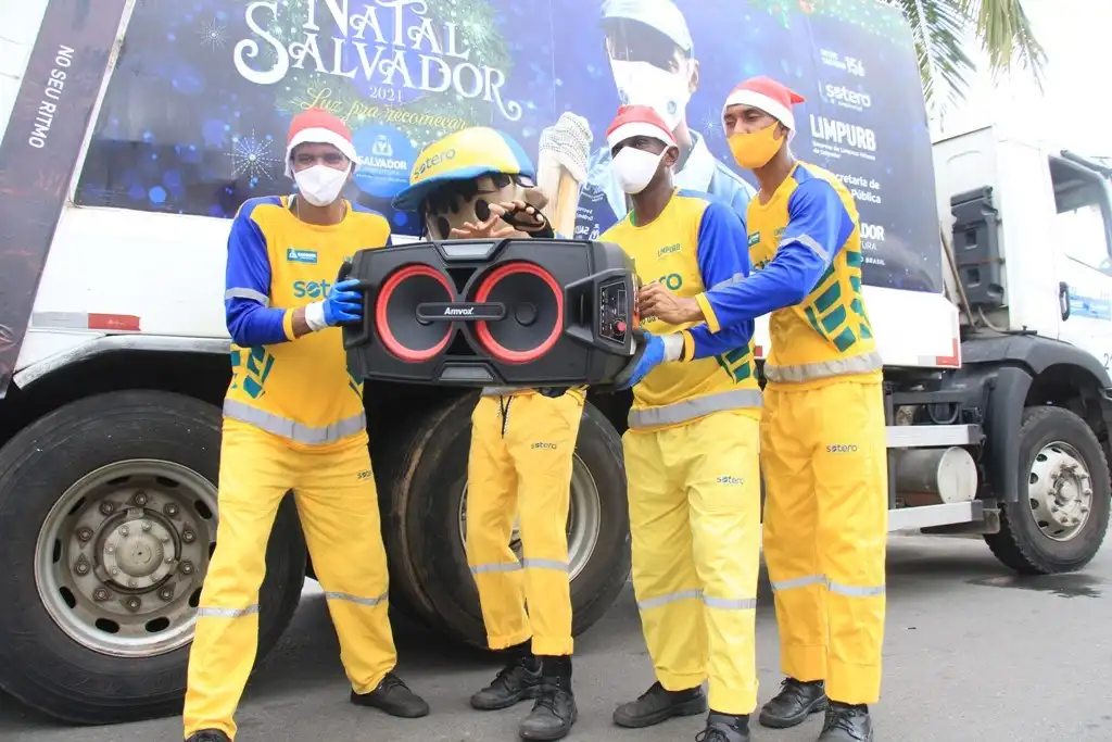 Imagem de Caminhões de lixo de Salvador recebem caixas de som da Amvox