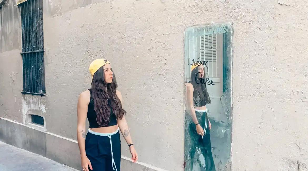 Imagem de Pris explora energia vibrante de Paris em seu novo clipe
