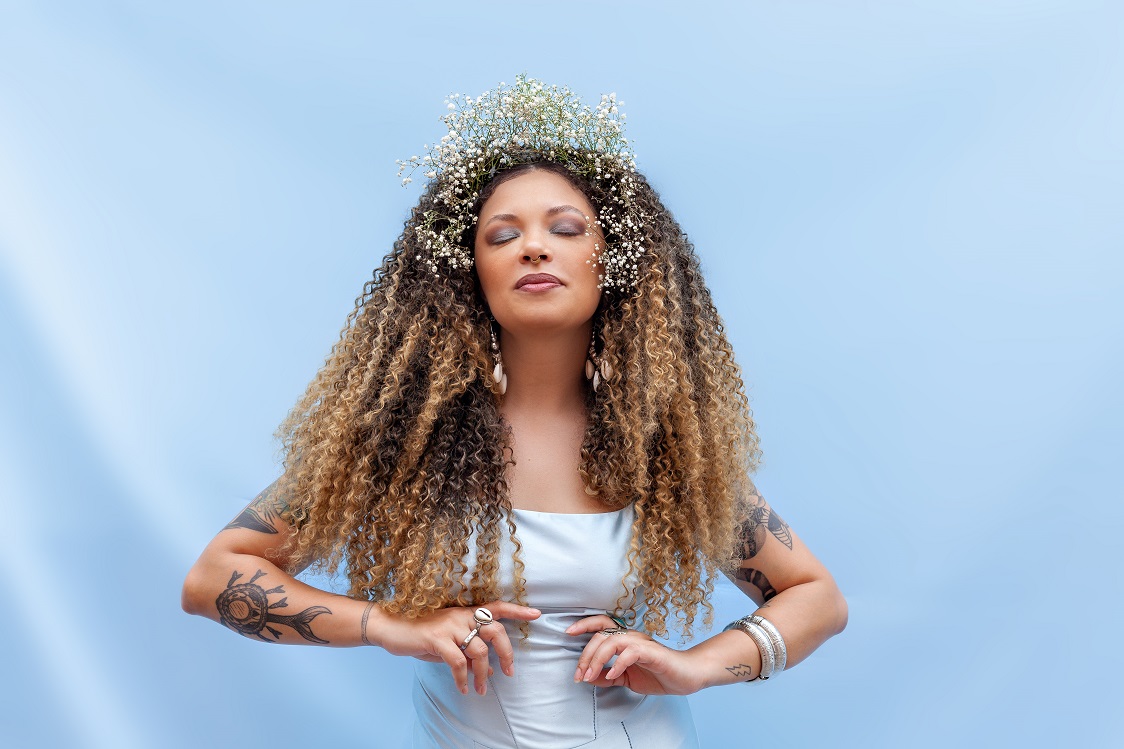 Imagem de Ana Cacimba celebra Iemanjá em novo single e lyric vídeo