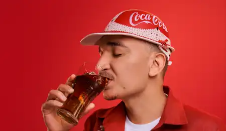 Imagem de Coca-Cola se conecta à cultura popular brasileira em parceria exclusiva com João Gomes