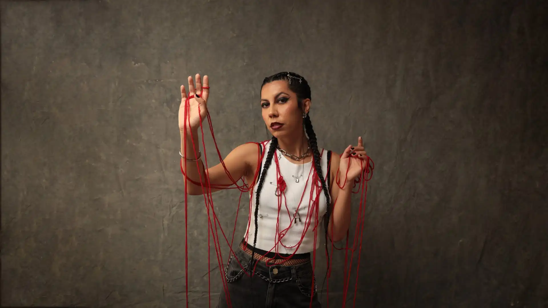 Imagem de Com “DORES”, Isabella Flint renova a energia do rock feminino nacional