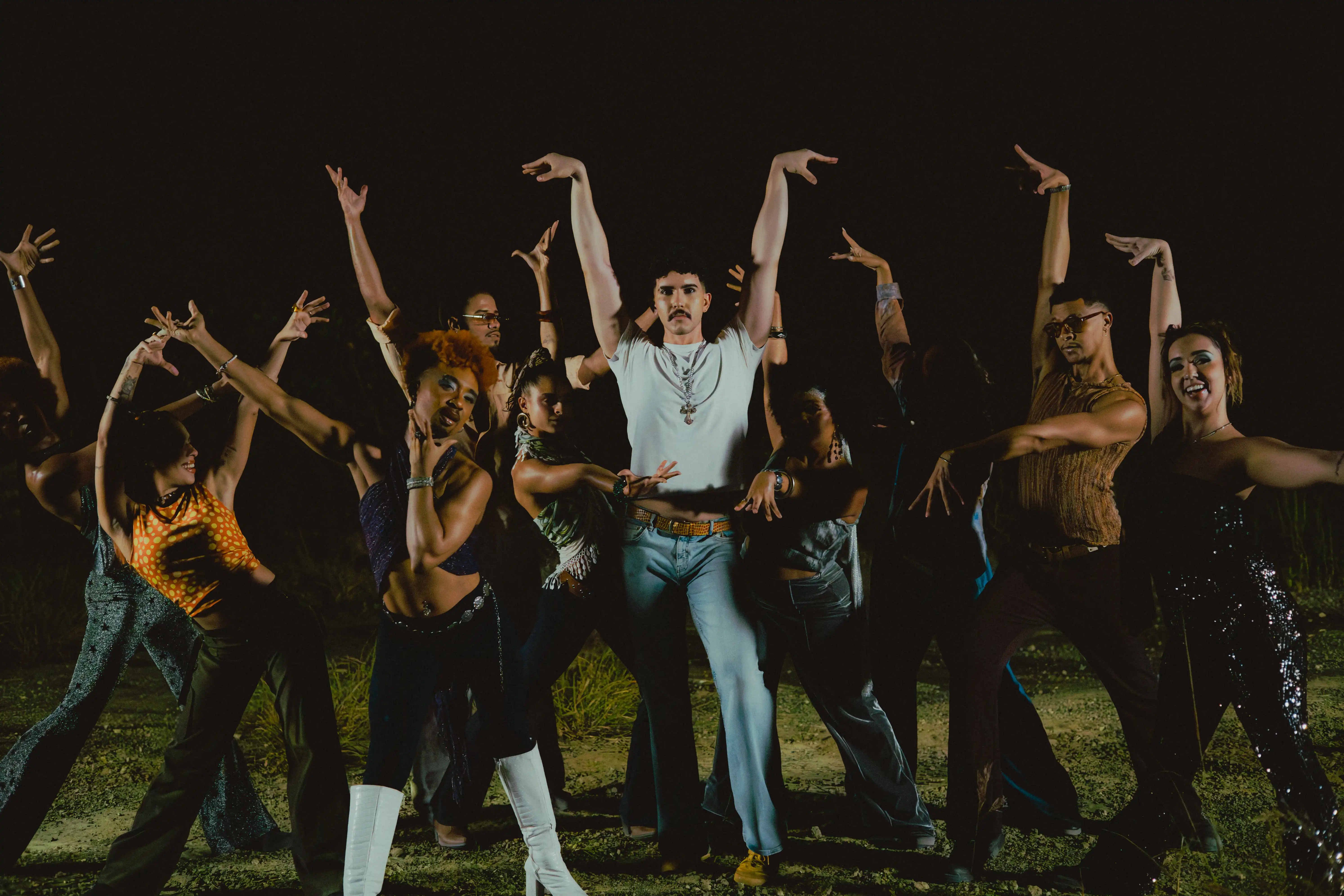 Imagem de BEZZI lança "Dance With Me Tonight", single que celebra autenticidade e enfrenta preconceitos