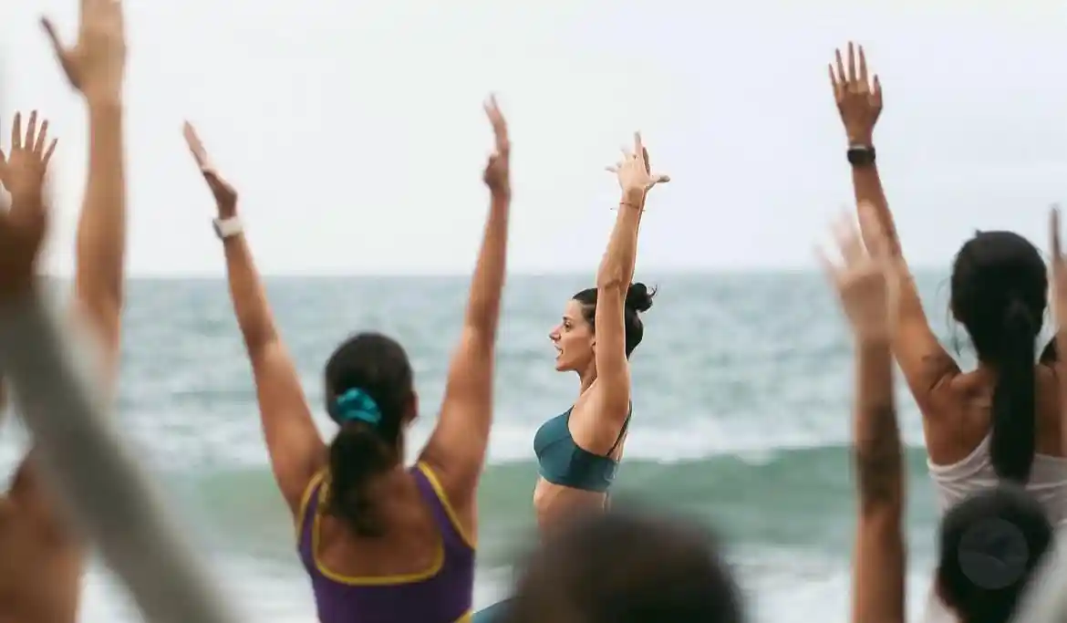 Imagem de ​Blue Praia promove nova edição do Yoga ao Amanhecer com Thaís Khoury