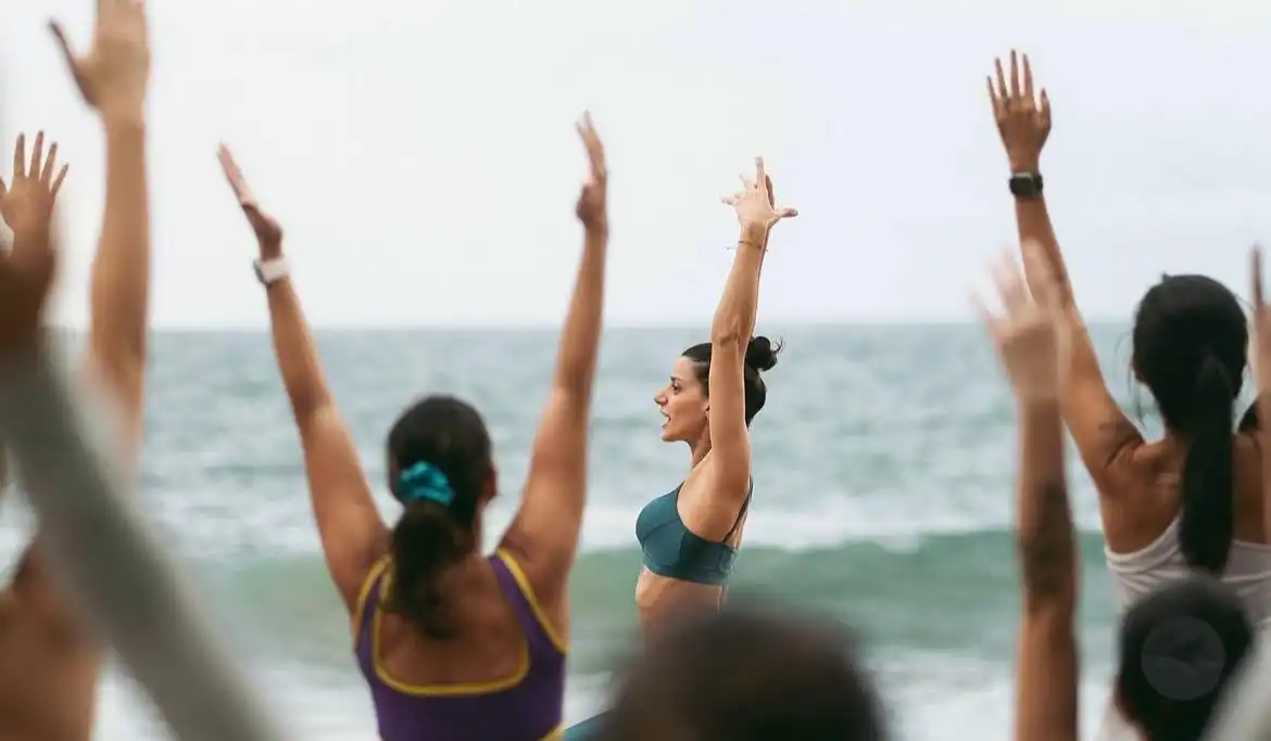 Imagem de ​Blue Praia promove nova edição do Yoga ao Amanhecer com Thaís Khoury