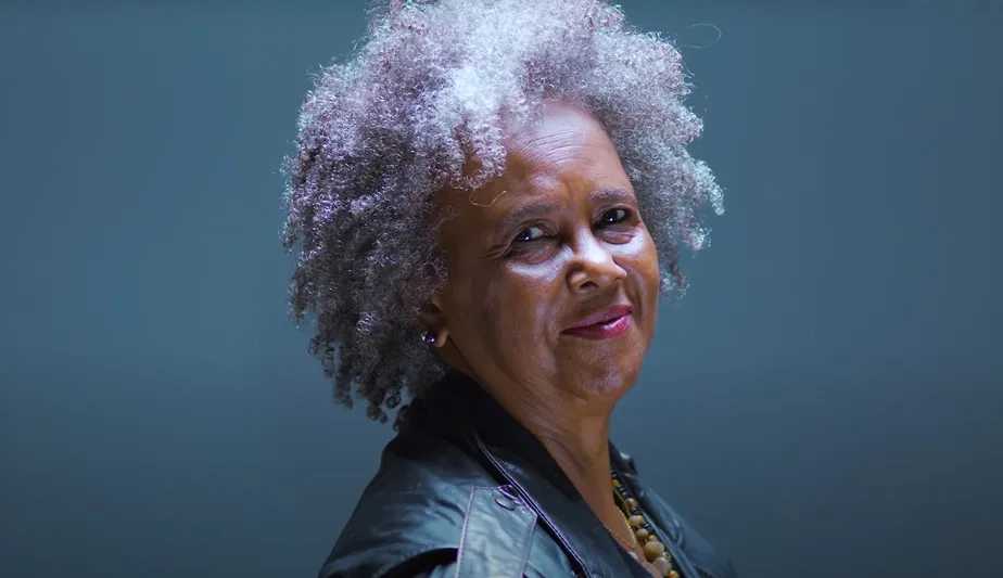 Imagem de Sandra de Sá esbanja potência vocal em apresentação no Doce Maravilha