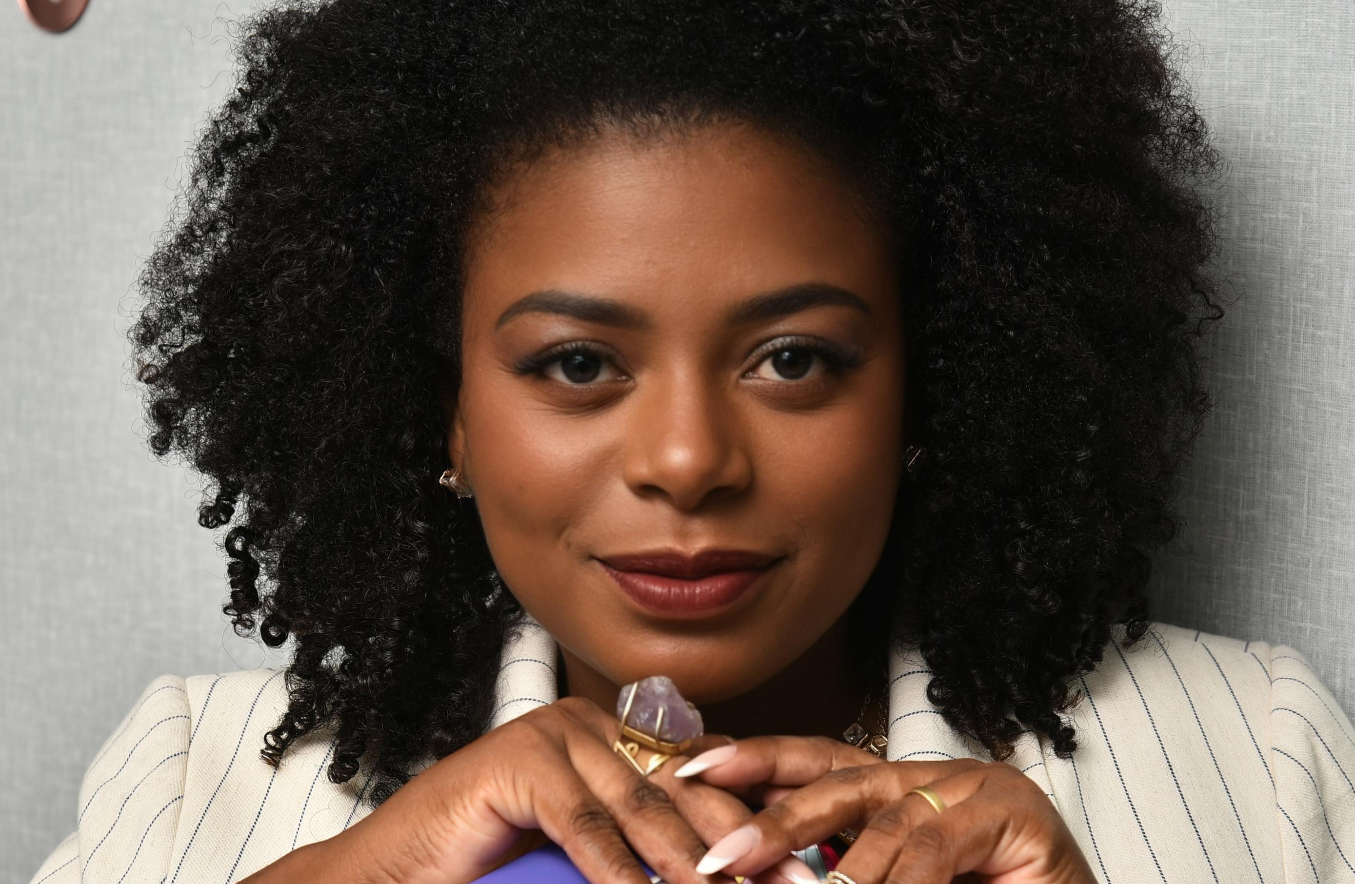 Imagem de A Pantone acertou na cor de 2026? Especialista em colorimetria analisa a ‘Cloud Dancer’ e o impacto na comunidade afro-brasileira