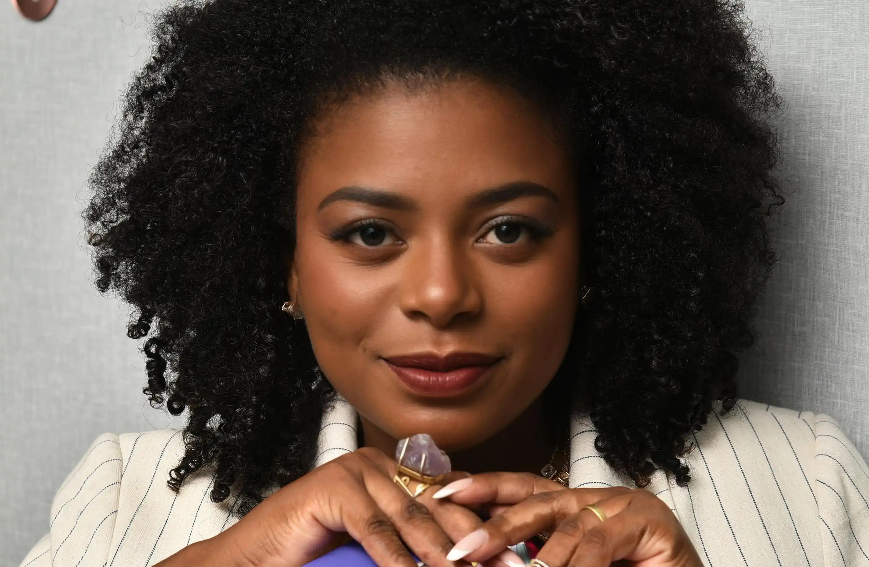 Imagem de A Pantone acertou na cor de 2026? Especialista em colorimetria analisa a ‘Cloud Dancer’ e o impacto na comunidade afro-brasileira