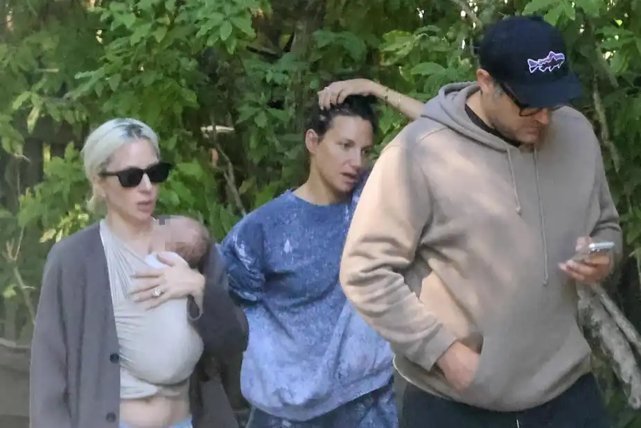 Imagem de Lady Gaga surpreende ao aparecer em público com seu primeiro filho