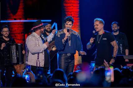 Imagem de Felipe e Rodrigo gravam primeiro DVD com participações de Luan Santana e Fernando e Sorocaba