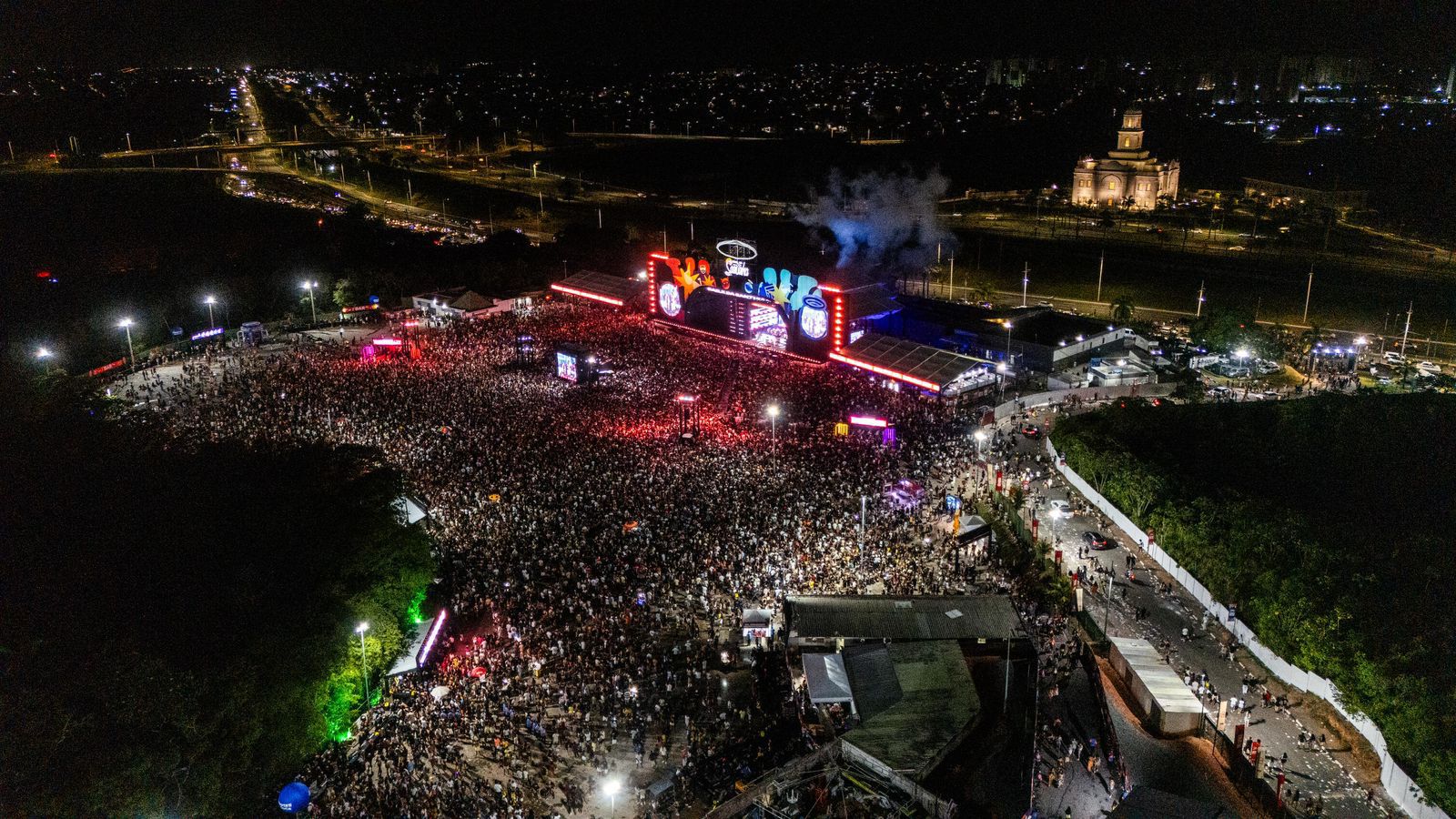Imagem de Com duas músicas entre as 50 mais ouvidas do Brasil, Léo Santana esgota ingressos do Baile da Santinha em Salvador