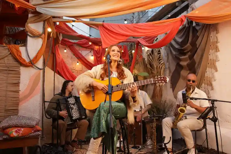 Imagem de Sofia Gayoso revisita raízes nordestinas e leveza acústica em novo EP