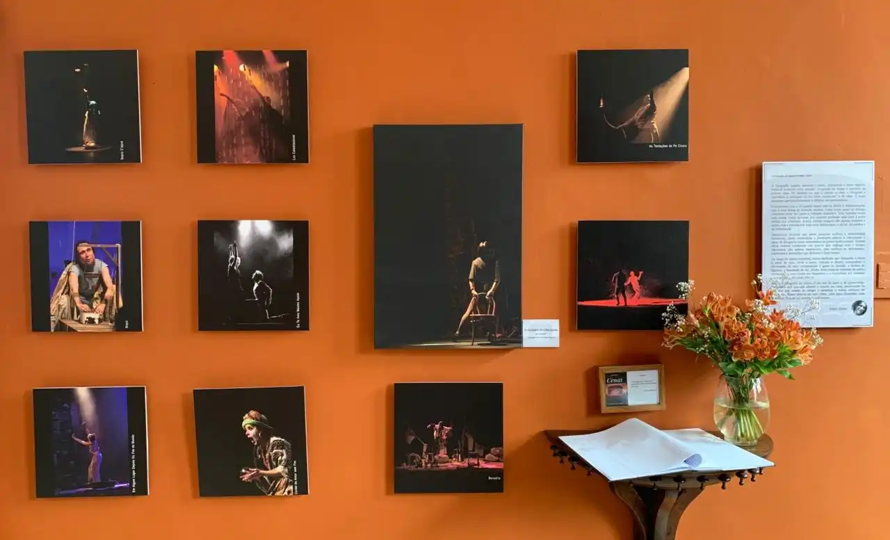 Imagem de Exposição ‘CENAS’ (2026) homenageia espetáculos teatrais da Bahia