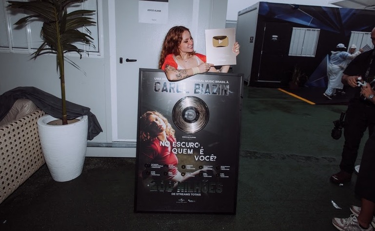 Imagem de Carol Biazin recebe certificações da Universal Music Brasil após show no Rock in Rio