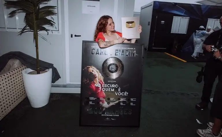 Imagem de Carol Biazin recebe certificações da Universal Music Brasil após show no Rock in Rio
