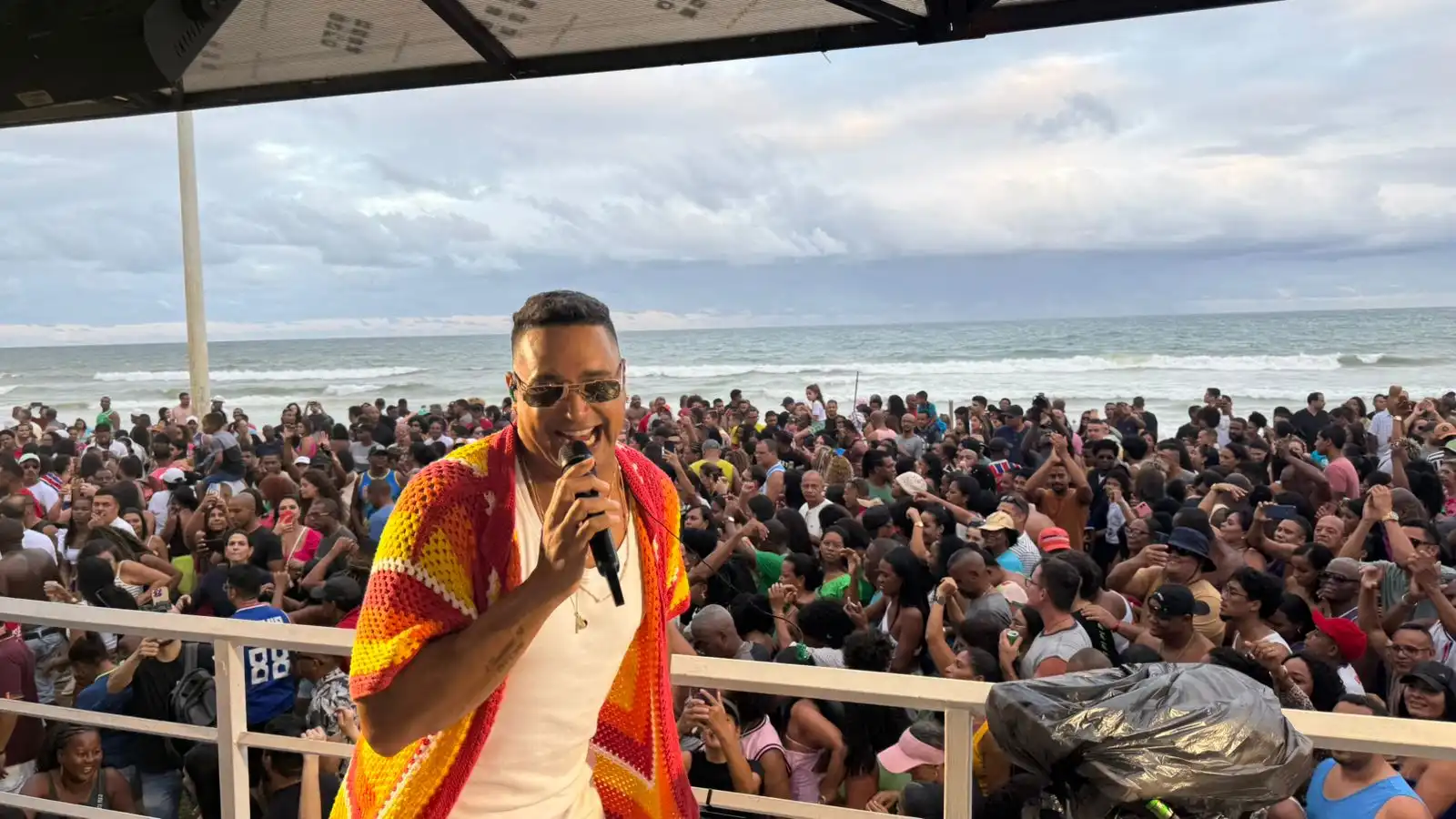 Imagem de Xanddy arrasta multidão com show surpresa e gratuito na orla de Salvador