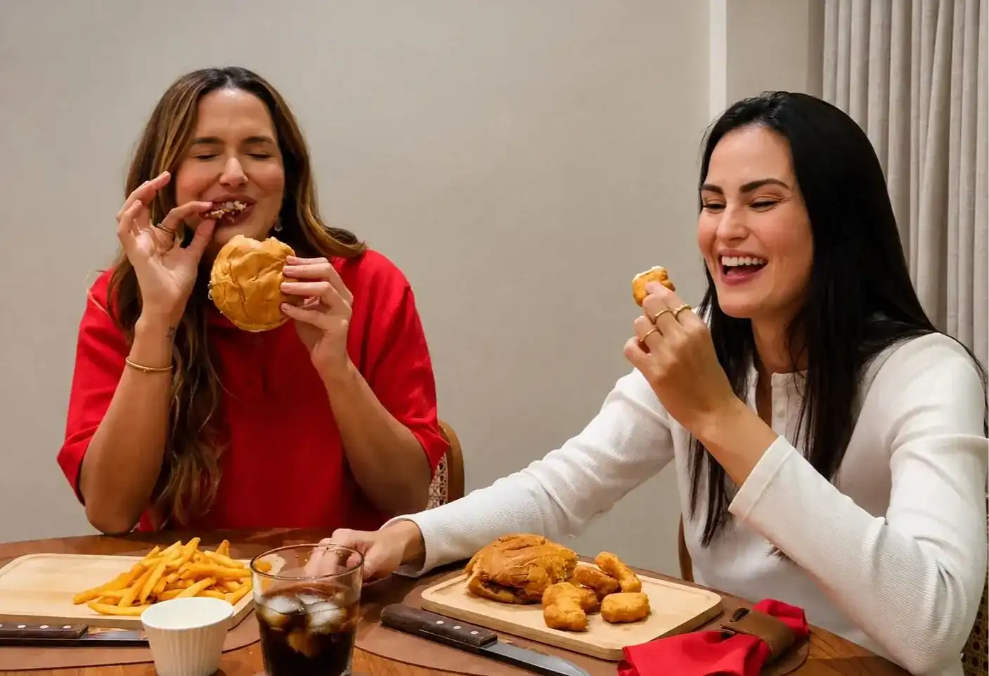 Imagem de Flávia Najar reúne amigas para uma noite de smash burger em Salvador