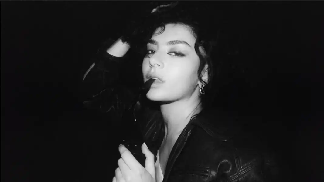 Imagem de Charli XCX & Sam Smith lançam novo single "In The City"