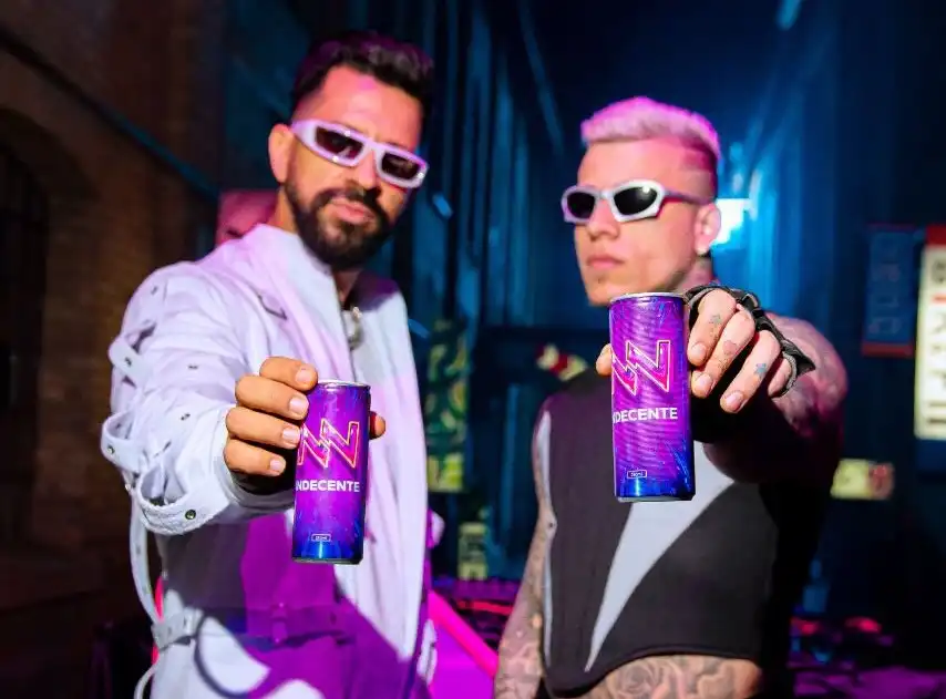Imagem de DENNIS esquenta o público para o verão e explora metaverso em clipe inédito