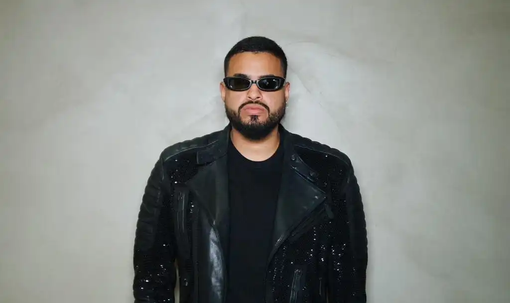 Imagem de Fenômeno do pagode, Yan aposta em look brilhoso para Prêmio Multishow 2025