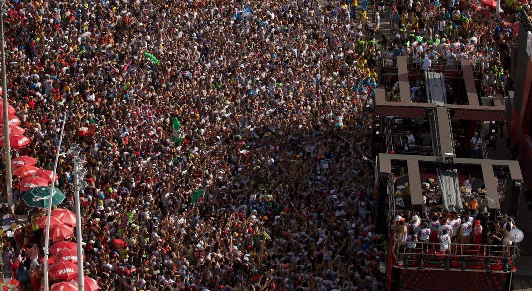 Imagem de Camaleão faz releitura de primeira mortalha produzida para o bloco em 1986